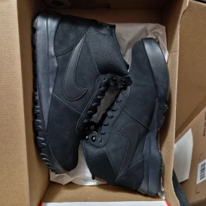 Oanvända Nike Vinterskor Skinn EU44 - Helt nya i vattentåligt skinn. Storlek 44 Innermått 28 cm. Ord.pris ca 1900 kr. Modellen tillverkas inte längre så svår att få tag på. OBS! Inga byten eller returer. Seriösa köpare endast, tack. 