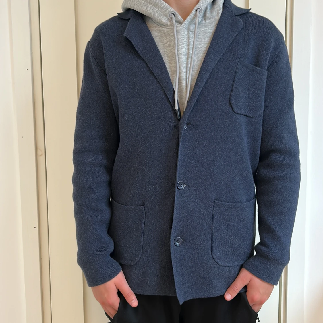 John Henric mörkblå stickad kavaj