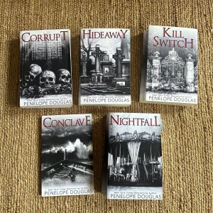 Devil's Night Series (Corrupt, Hideaway, Kill Switch, Conclave, Nightfall) - En samling av fem böcker av the Devils night series Perfekt för dig som gillar spänning, hemligheter och intensiva berättelser. Köpte hela serien för 735kr 