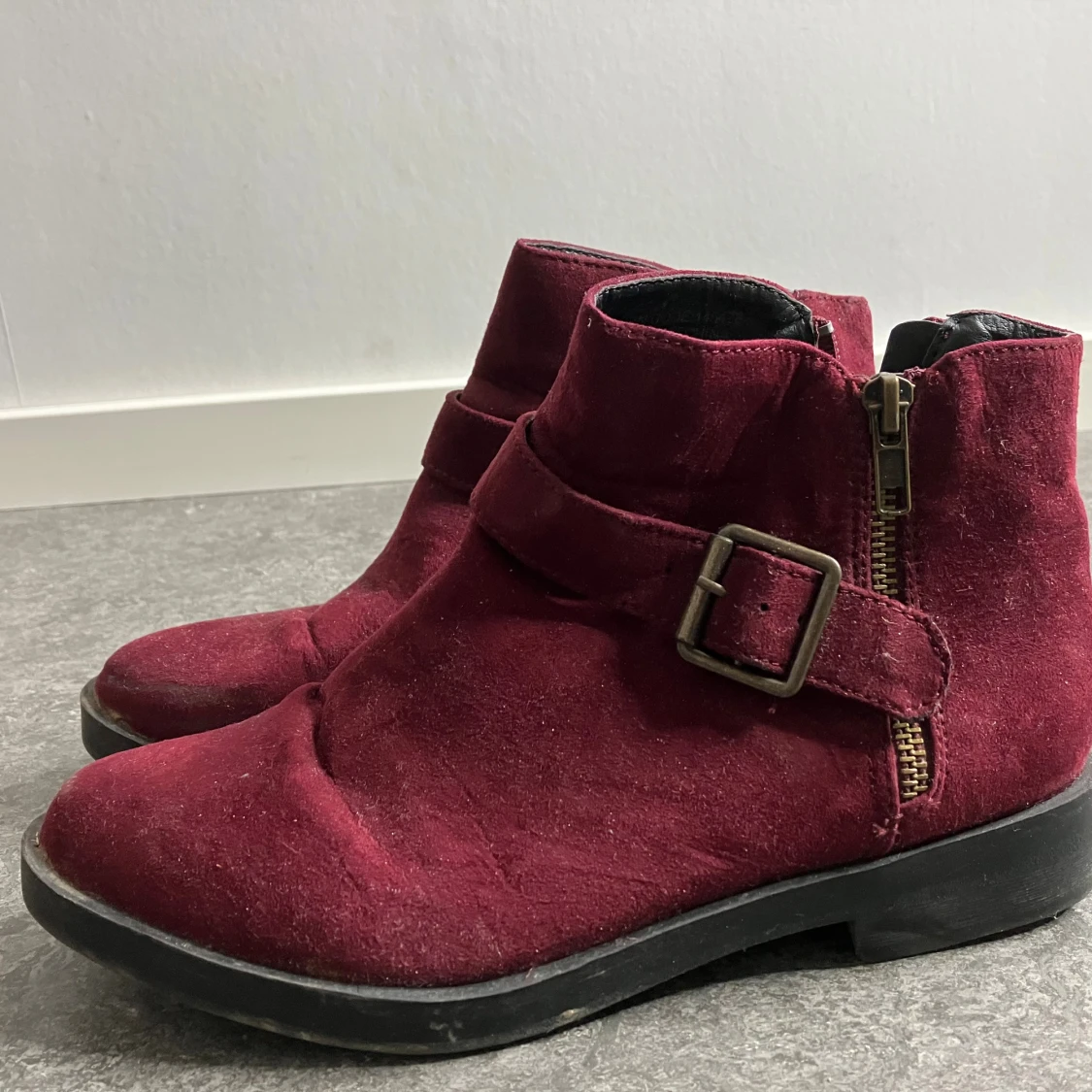 Vinröda mockaboots med spänne - 1