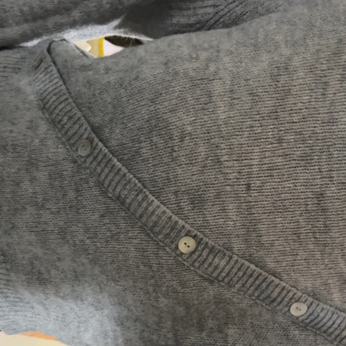 Grå stickad tröja med knappar - 2
