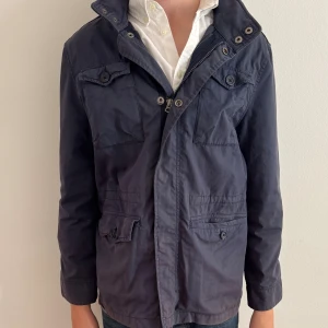 Ralph lauren Field Jacket - Säljer denna Ralph Lauren field jacka i storlek 14 - 16, den är i riktigt bra skick och är perfekt för både vinter och höst. Tveka inte på att höra av dig!