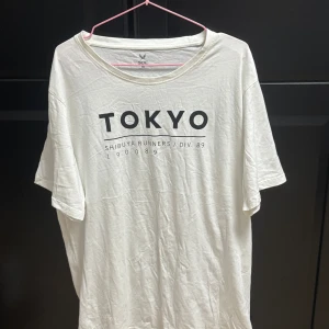 Vit t-shirt TOKYO SOC XXL - Vit t-shirt från SOC i storlek XXL med svart tryck.