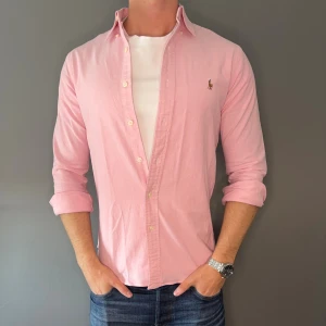 Ralph lauren skjorta - Hej säljer nu min fina Ralph lauren skjorta i storlek S. Den är i bra skick och kommer vara otroligt snygg nu i höst. Nypris cirka 1600kr! Vi kommer att sälja liknande produkter så glöm inte följa profilen!🌊🍾
