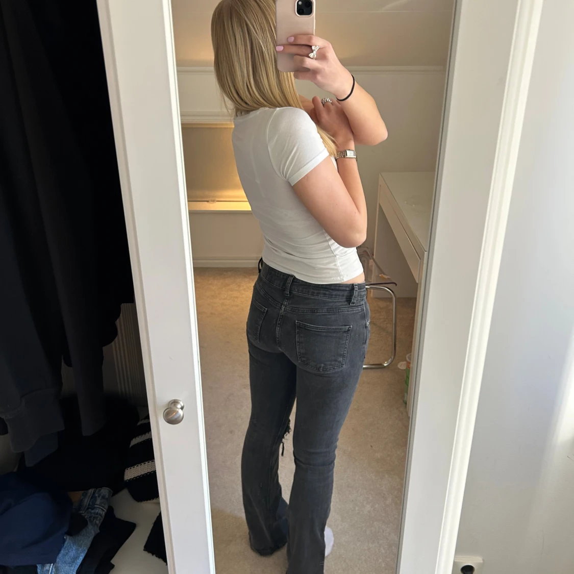 Svarta bootcut jeans med hål på knät - 1