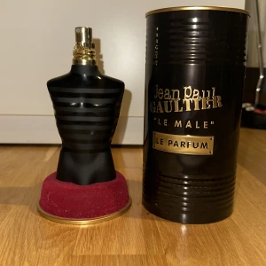 Jean Paul Gaultier Le Male Parfum - Stilren och ikonisk parfym från Jean Paul Gaultier. Le Male Le Parfum i 125 ml storlek, tillverkad i Frankrike. Perfekt för dig som vill sticka ut med en klassiker i samlingen. Ca 70-80 % kvar alltså typ 100 ml kvar lite mer kanske 