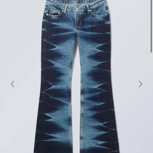 Blå bootcut jeans med mönster - Säljer ett par unika blå bootcut jeans med coolt grafiskt mönster i olika blå nyanser. 💕
