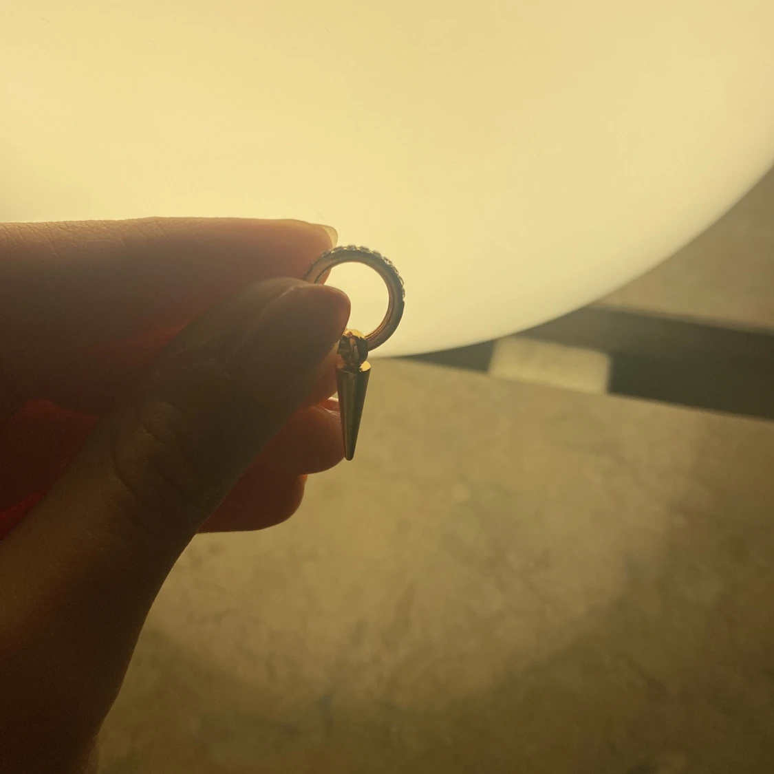 Guldiga örhängen med spetsig detalj - 1