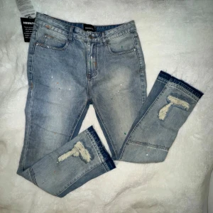 Flared jeans HESNTLS - Riktigt feta jeans, köptes för att användas men passar ej mig, de är endast provade •Köpta från HESNTLS hemsida (online kvitto finns) • Storlek 32, just dessa passar de som är 170-180 och som har smala ben •För mer frågor/bilder är det bara att skriva!