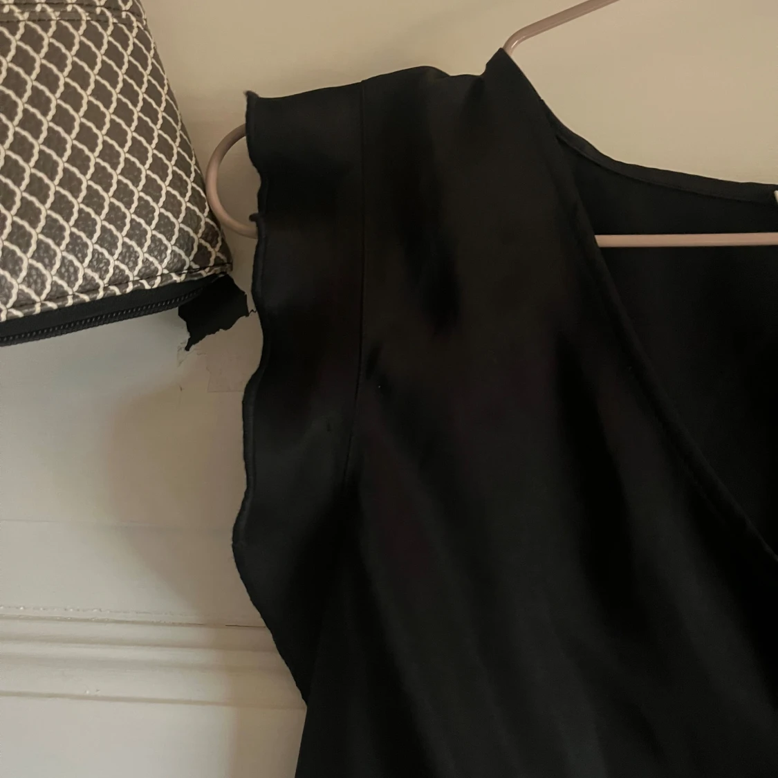 Svart blus i satin från Kookai - 1