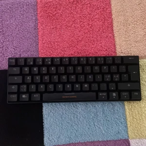 Deltaco Gaming DK430R (GAM-075) - Kompakt mekaniskt tangentbord från Deltaco Gaming, modell DK430R (GAM-075). Svensk layout, USB-anslutning, 60% formfaktor. Tangenter och chassi i fint skick, inga synliga repor eller skador. Perfekt för gaming eller arbete där platsbesparing är viktigt.