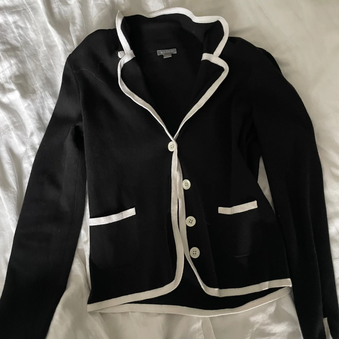 Säljer en svart vit söt kofta från ANN TAYLOR💗 - 3