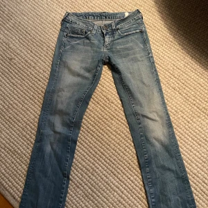 G star lågmidjade jeans - Jättefina jeans i bra skick, säljer då de tyvärr inte passar mig. Storlek 26/30❤️