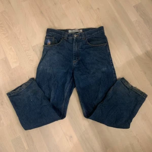 Blå jeans från 93Denim med tryck - Säljer ett par polar 93 denims. Lite slitna kan man se, därav det billiga priset. Skicka 6/10
