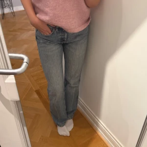 Blå raka jeans från Zara, strl 36 - Snygga blå jeans från Zara i rak modell. Jeansen har normalhög midja. 