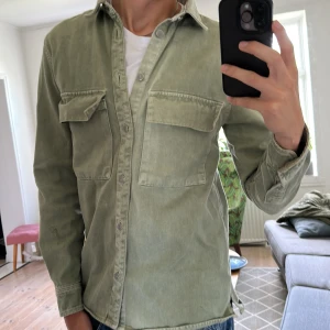 Jeansjacka olivgrön  - Väldigt trendig och stilren. Smutsig annars bra skick 🙌Skriv vid fundering 😊