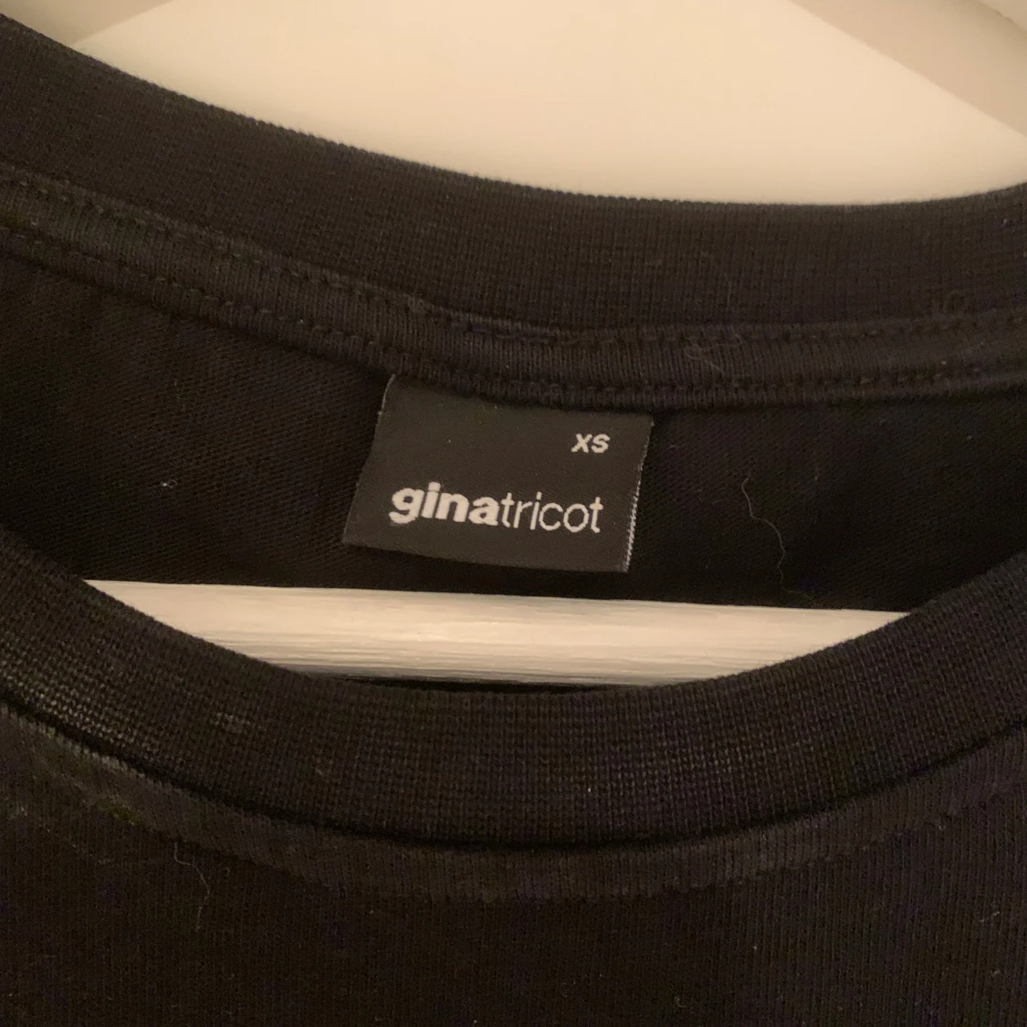 Svart topp från Gina Tricot - 4