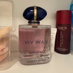 Giorgio Armani My Way parfym - Upptäck My Way från Giorgio Armani – en elegant parfym med modern känsla. Perfekt för dig som vill sticka ut och visa din personlighet. Snygg flaska med rosa innehåll och stilren design. Har använt några gånger men måste säljas då jag behöver pengarna. 