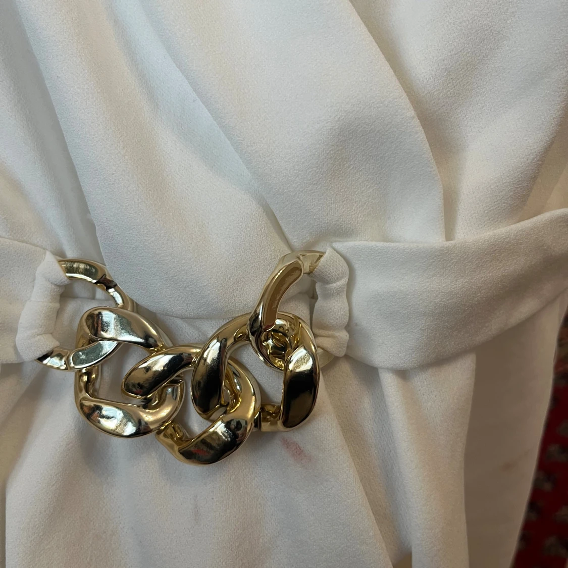 Vit omlottopp med gulddetalj från amisu  - 4