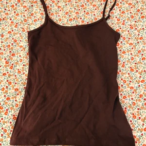 Linne  - Vinrött linne från New yorker/Amisu, passar perfekt och är helt ny, aldrig använd🩷