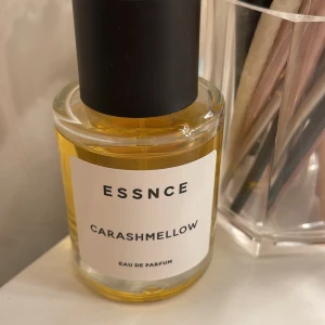 Essnce parfym - Supergod parfym ifrån essnce. Luktar gott men säljer pga har flera flaskor och har tröttat på doften:) Luktar karamell/vanilj/honung🙂 lite skavd (se bild 4), men inget man tänker så mycket på!