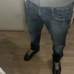 Replay anbass jeans - Riktigt snygga Slevedge Replay anbass jeans i storlek 30/32. Jeansen har unika slitningar och går inte att köpa längre