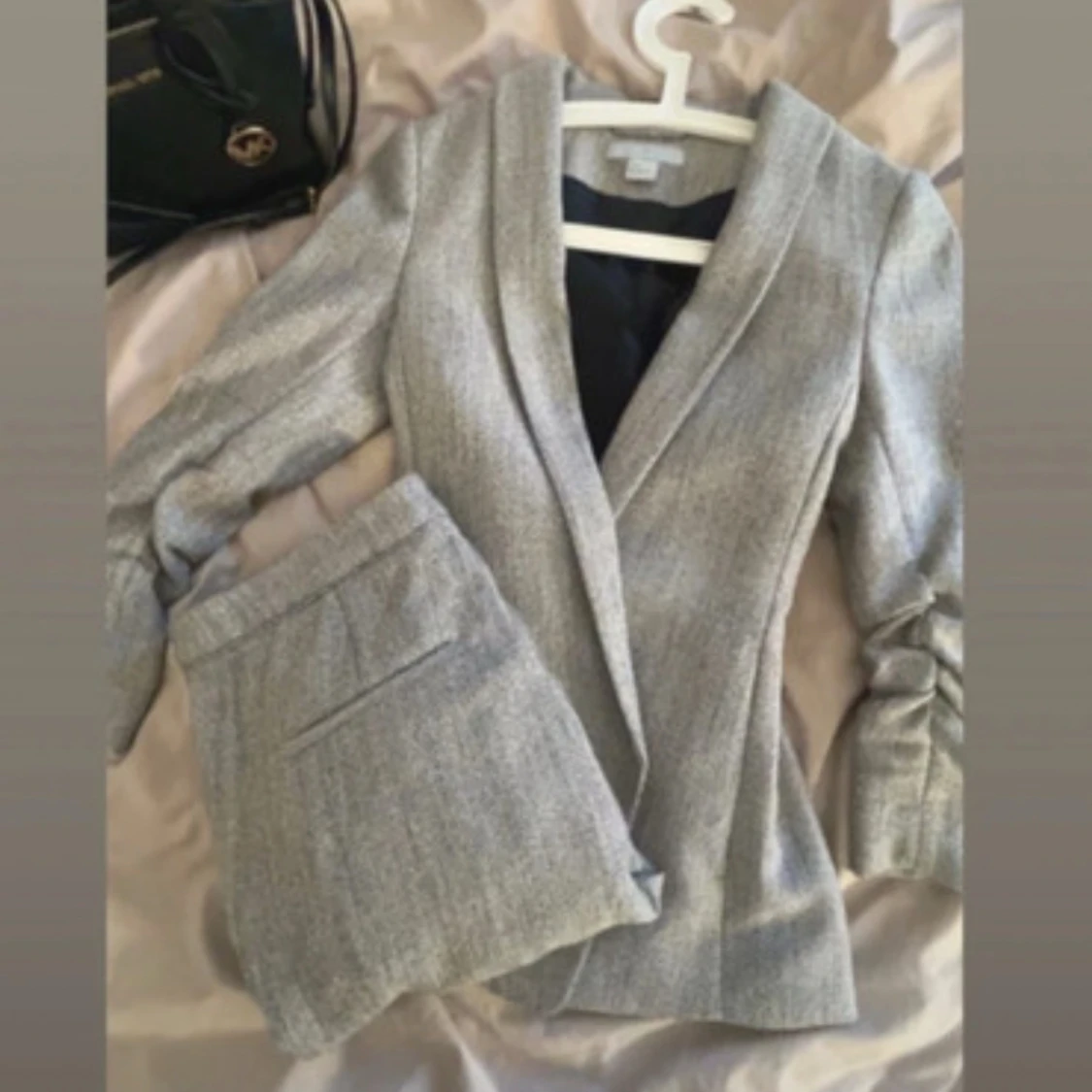 Figursydd Grå kostym med kavaj och byxor