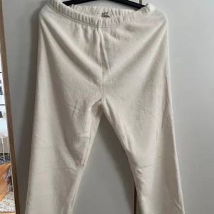 Vita fleecebyxor från Anna Field - Mysiga vita fleecebyxor från Anna Field med matchande tröja. Byxorna aldrig änvända, men tröjan använd få gånger, tröjan är lite miss färgad från att ha  tvättats med mörk tvätt. Både tröjan och byxan i storlek M.