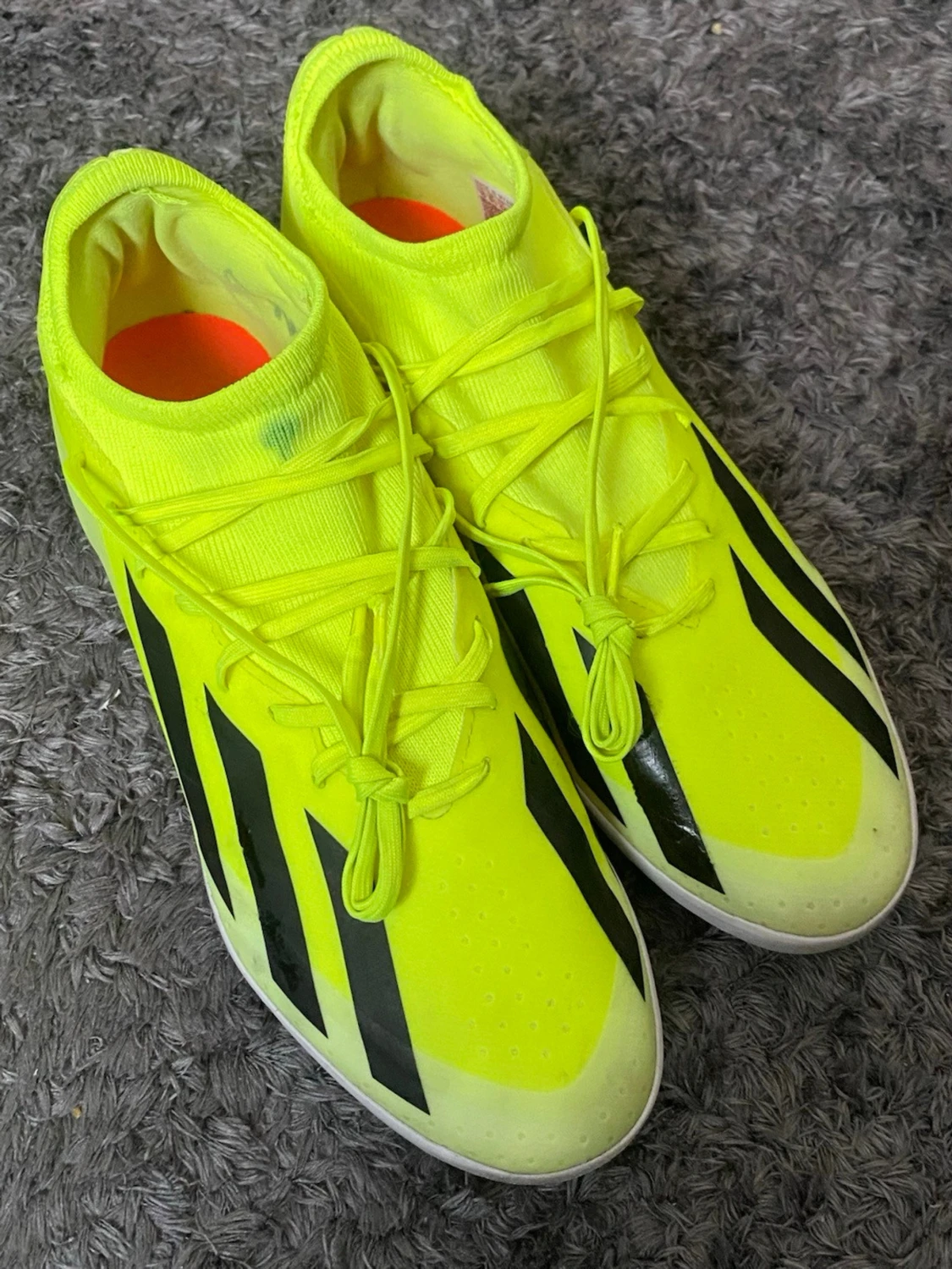 Neongula Adidas fotbollsskor