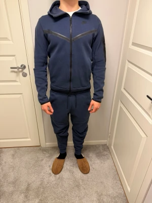 Mörkblå nike tech  - Mörkblå Nike tech hoodien är storlek xs och byxorna är S