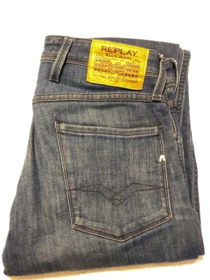 Blå Replay jeans med klassisk passform - Snygga blå jeans från Replay med klassisk femficksmodell och gul patch bak i midjan. Jeansen har raka ben och diskreta sömmar på bakfickorna. Perfekta till vardags för en avslappnad look.Skick 7/10 sparsamt andvänd.Går att prata om priser