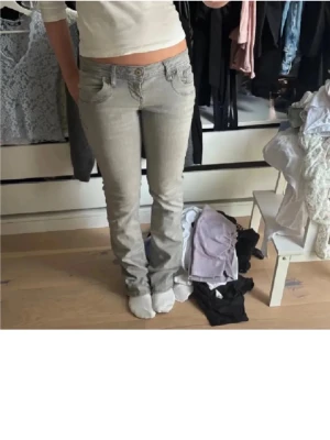 Ljusgrå bootcut jeans - Säljer ett par grå lågmidjade utsvängda ktb jeans!! Tveka inte att höra av dig vid frågor❤️❤️