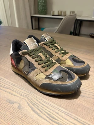 Valentino Rockrunner - Valentino Rockrunner Skick: 7/10 storlek 40 fits big Riktigt bra pris! Hör av er vid frågor! 