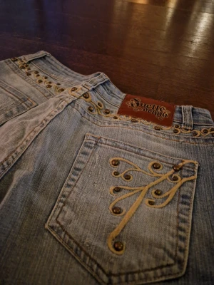 Broderade Jeans - Skitsnygga jeans som jag har fått ärva från en äldre släkting. Det är lowaist och har massa skktsnygga broderingar fram och bak tillsammans med små nitar. Byxorna saknar knapp men är man lite kreativ och händig går det nog att fixa.