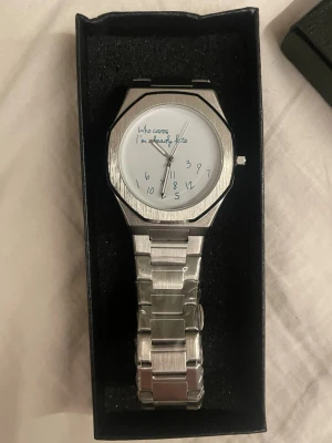 Helt ny silver klocka(stainless steal) - Säljer en helt ny klocka silverfärgad metall med texten 'Who cares I'm already late' på urtavlan och handskrivna siffror. Riktigt stilig! Pris går självklart att diskutera. Klockan säljs pågrund av att jag inte tyckte om den, eftersom den är helt ny får man fixa länkarna själv men den går att justera om du har någon fråga är det bara att höra av sig!