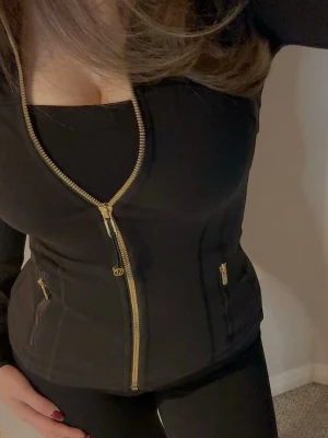 Lululemon Nulu Define Jacket - Lululemon Nulu Define Jacket, storlek 4/xxs, enbart testat på hemma men har fortfarande lappen kvar