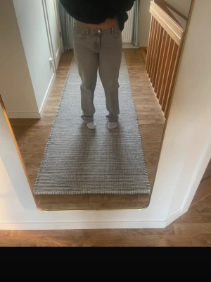 Grå raka jeans i bomull - Snygga grå lågmidjade jeans med rak passform och klassisk femficksdesign. Jeansen har normal midja. Mycket bra skick, från Gina tricot strl 38