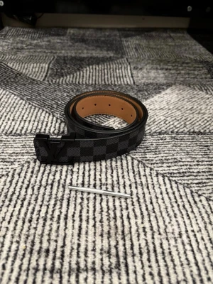 Svart Bälte  - Säljer ett helt nytt bälte oanvänd, storlek 110 cm. Fraktar snabbt inom 24h efter köp. Skriv gärna vid fler frågor eller bilder .