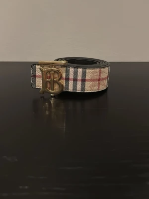 Burberry vändbar - Helt nytt burberry bälte som är vändbart.