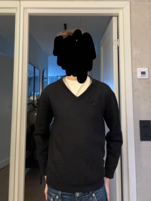 Svart v-ringad tröja Tiger of Sweden -  Ny pris är 1200 och mitt pris är 500 men kan gå ner Klassisk svart stickad tröja från Tiger of Sweden i storlek L men den har krympt i tvätten så att nu är den ungefär 152-160 i storlek Tröjan har v-ringning och är tillverkad av fin italiensk ull. Perfekt att bära över en t-shirt eller skjorta för en stilren look.