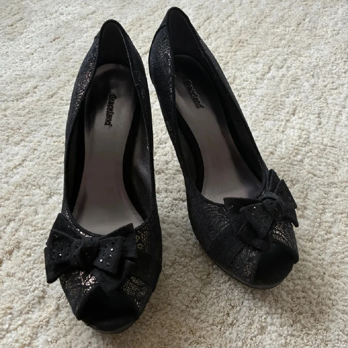 Svarta pumps med rosett från Graceland