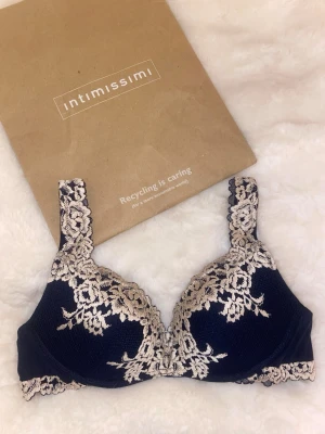Mörkblå spets-bh från Intimissimi - Mörkblå/vit gioia push-up BH från intimissimi i storlek 75C. Helt ny, aldrig använd och prislappen kvar. Nypris 559 mitt pris 425 då den är helt ny.