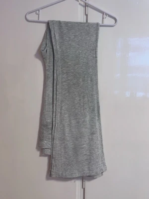 Yoga pants - Yoga pants grå i storlek M från Lager 157. Har en fläck som defekt men annars i bra skick.