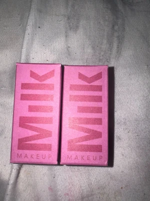 Milk Makeup Burst Rouge - Säljer två stycken Milk Makeup rouge i färgen Burst. Förpackningarna är i snygg rosa kartong med tydlig logga. Perfekt för dig som vill ha ett fräscht och naturligt blush med krämig formula. Lätt att applicera och ger en fin rosa ton till kinderna. Man kan får båda två för 300 eller en för 150 