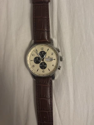 Jacques Lemans klocka - Jacques Lemans klocka som behöver ett batteribyte men annars i fin fint skick, säljs billigt då jag bara vill bli av med den