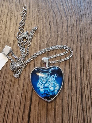 Halsband tigerungar - Halsband tigerungar inkl kedja. Glasöverdrag. Storlek berlock 3cm hög. Bredd 2,3 cm.