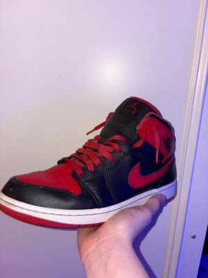 Nike Jordan 1 Mid - Hejsan, säljer dessa Jordan 1 Mid då jag inte har användning utav dem. De inköptes förra året och jag köpte dem på Zalando dem är i minimalt slitage och är i storlek 44 (eu)