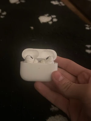AirPods Pro 2 - giltigt AppleCare, komplett - Hej! Säljer ett par original AirPods pro (2:a generation) i mycket gott skick.  AppleCare till 2026 - överförs automatiskt till dig vid köp  Komplett med förpackning, USB-C kabel och extra öronpluggar Serienummer stämmer överens med boxen, fodralets insida, på airpodsen och iPhone inställningar  Kommer från rök- och djurfritt Skickas inom någon timme efter köp 