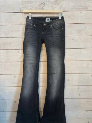 jeans från lager 157 - Jättefina jenas från lager157 i storlek xxs/xs jag vet inte riktigt. Det är aldrig använda men uppsydda satt det passar perfekt mig som är 165 ungefär. Men det är inte avklippta utan bara uppsydda satt superenkelt att sy ner de igen satt det kanske passar någon som är 170-175. ☺️ Säljer då de inte kommer till användning. Det är även väldigt lowwaist💕💕