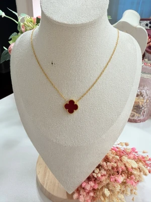 18k guldpläterat klöver halsband  - Fint och elegant klöverhalsband i vinröd, 15 mm. Halsbandet är gjort av rostfritt stål och pläterat med 18K guld för en hållbar och exklusiv finish.
